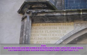 Inschrift links oberhalb der Thesentür - Wittenberg - go 4 Jesus - Jesus lehrte - Bibel - Christine Danzer